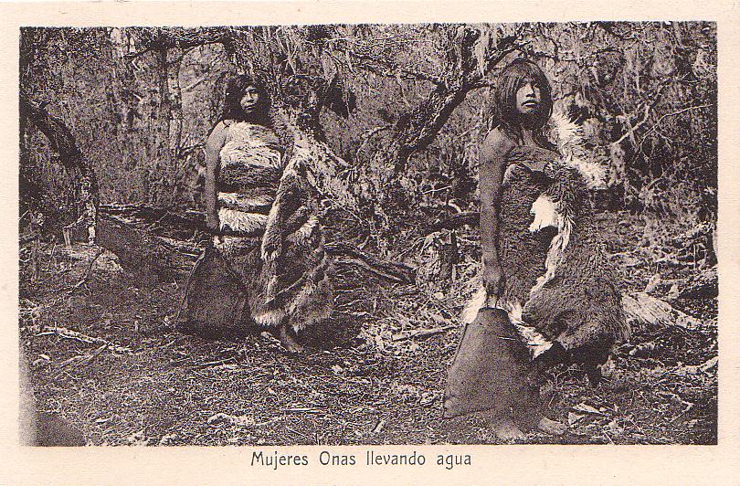 Mujeres Onas llevando agua. Créditos: Archivo Patrimonial Fundación Enterreno, Carrera Arte y Conservación del Patrimonio USS. (n.d.). Colección Eduardo Paredes