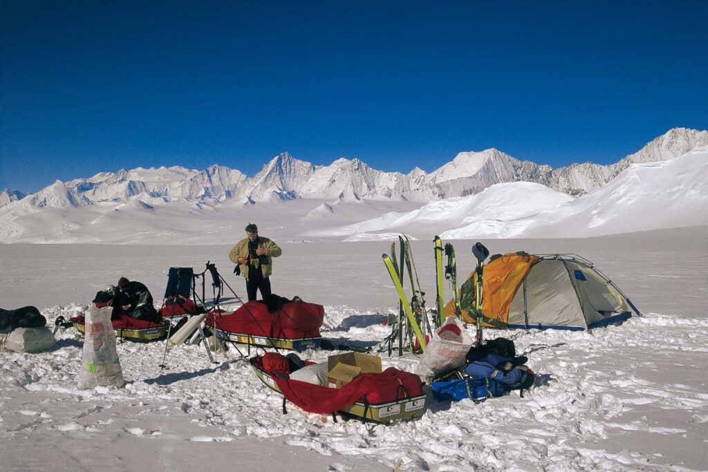Desde el Paso de Los Cocodrilos vemos por primera vez las montañas más altas de Antártica.
