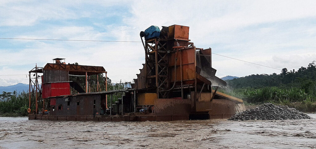 El avance de la minería legal e ilegal en los ríos de Bolivia preocupa a científicos y organizaciones indígenas y ambientales. Créditos: Miguel Roca