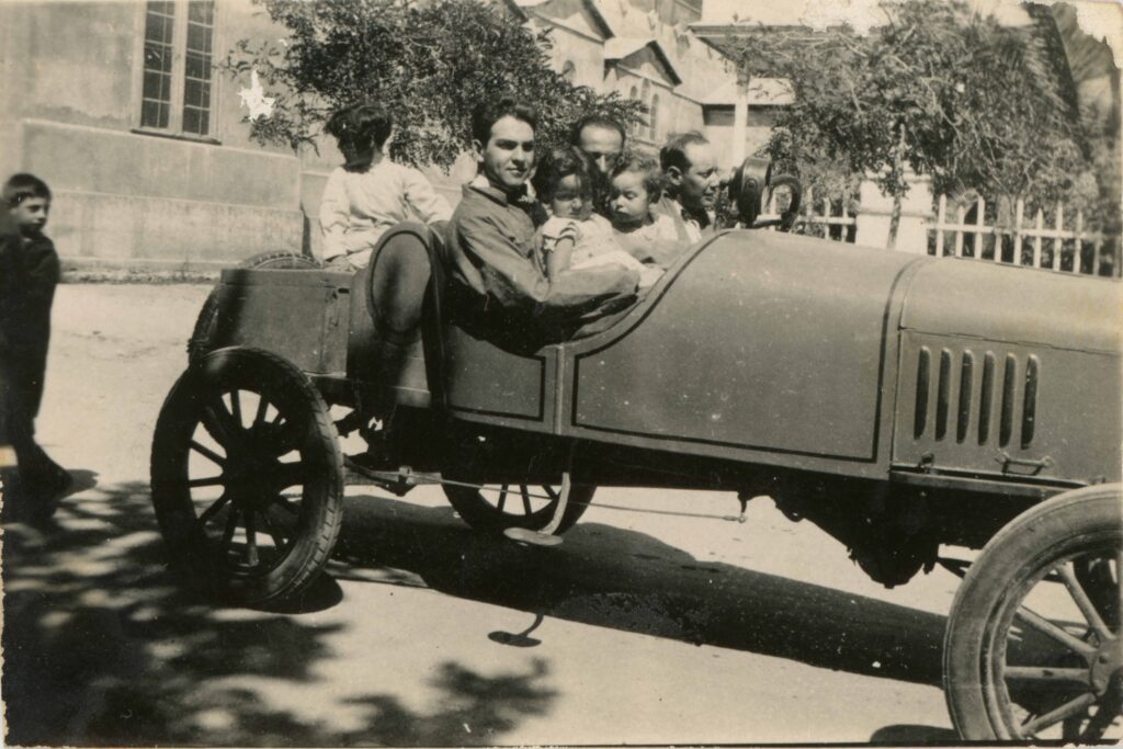 ENTERRENO Familia en automóvil, 1920s. Créditos: ©Fundación Enterreno