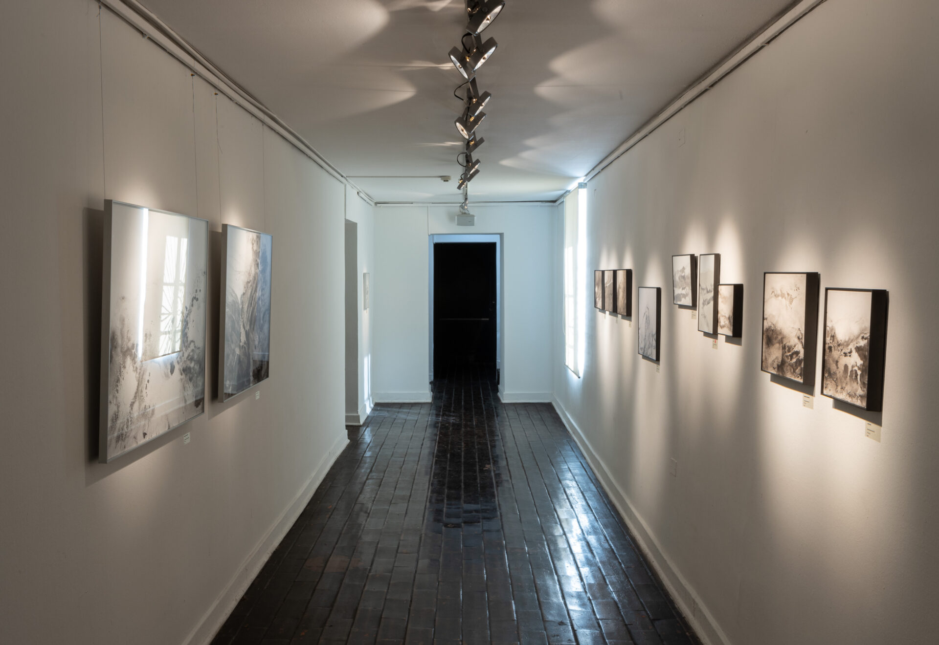 “La Huella del Humo”: Exposición imperdible del artista Juan Treuquemil en el Centro Cultural Las Condes