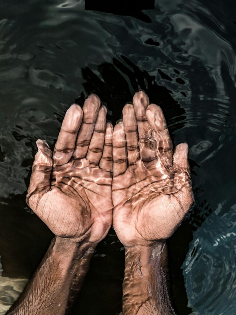 Manos bajo agua (referencial). Créditos: Jacob Kelvin J. (Pexels)