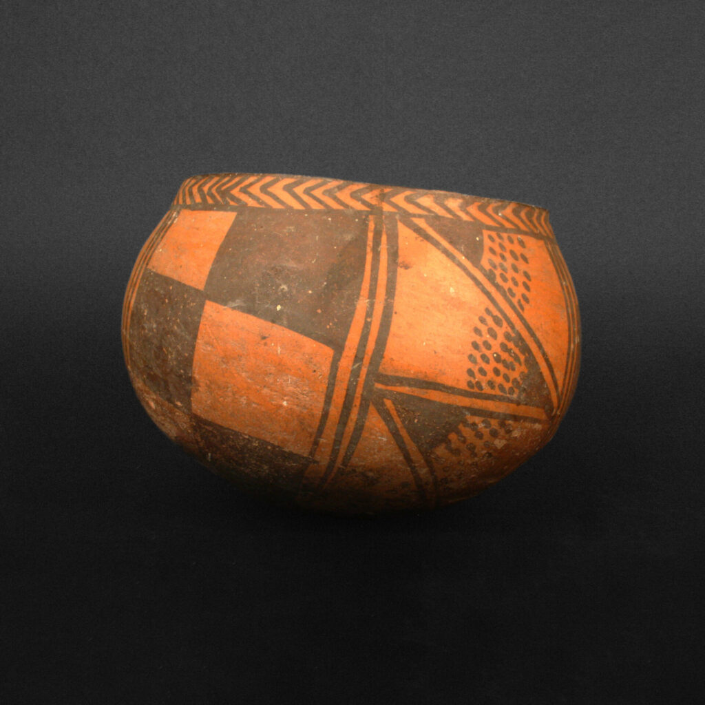 Los ciclos, sus interrupciones y continuidades se manifiestan en el diseño del arte precolombino, como en este cuenco cerámico de la cultura Aconcagua (900- 1470 d.C). Créditos: ©Museo Chileno de Arte Precolombino. MCHAP 1816.
