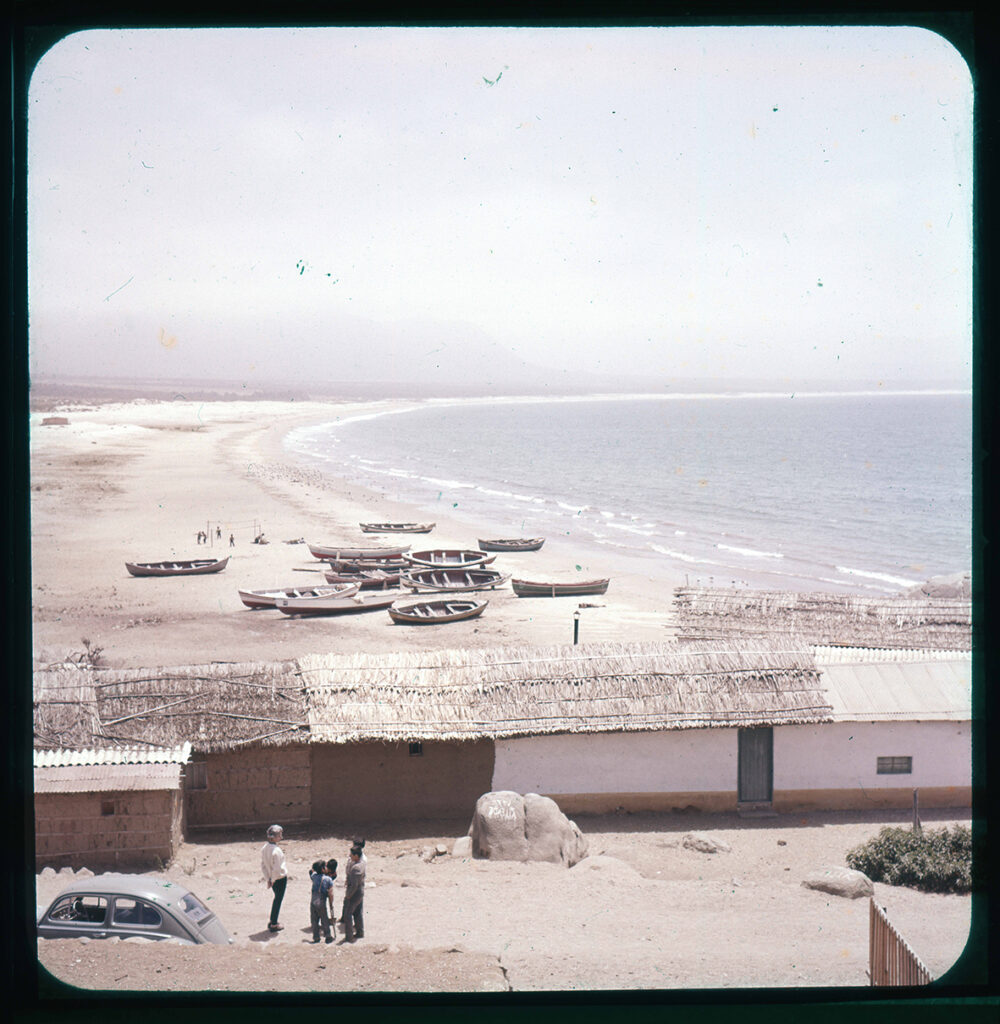 MITROVIC Caleta y playa de Pichidangui, Los Vilos, Región de Coquimbo, Chile, 1950 - 1965. Créditos: ©Fundación Enterreno