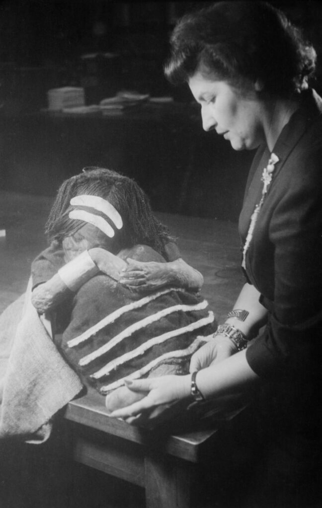 Dra. Grete Mostny con Niño del Cerro El Plomo, 1954, fotografía de Franz Stoppelman. Créditos: MNHN Chile