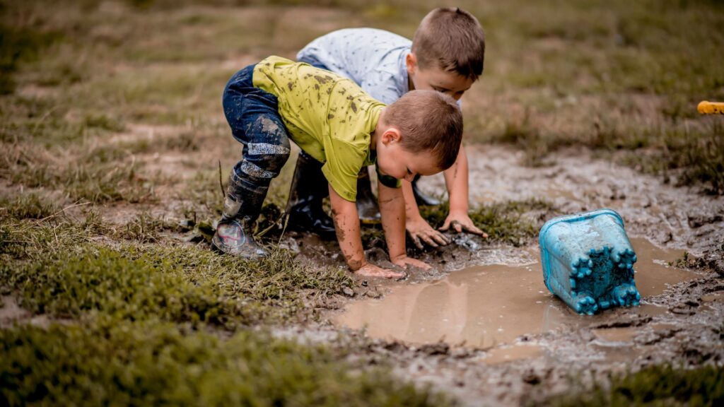 Niños jugando en la naturaleza. Créditos: Dmphoto.