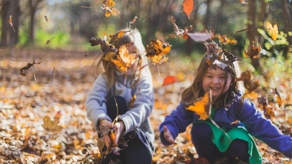 Niños jugando en la naturaleza. Créditos: Michael Morse.