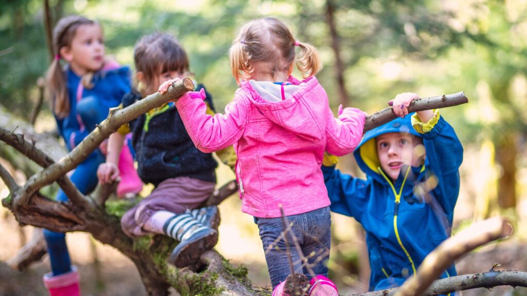Niños jugando en la naturaleza. Créditos: VM Getty Imahes.