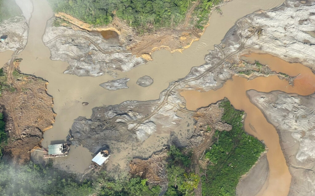 Operativo contra la minería ilegal en Cértegui, en el Chocó. Créditos: Fuerza Aeroespacial Colombiana