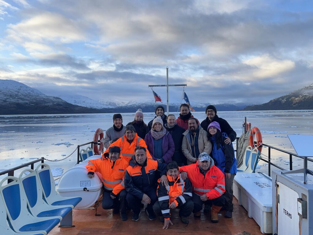 El equipo científico a bordo del L/M Huracán: Mauricio Calderón (U. del Desarrollo), Maisa Tunik (U. Nacional de Rio Negro, Argentina), Juan Pablo Letelier (estudiante de doctorado, U. de Chile), Roberto González (estudiante de doctorado, U. de Chile), Paulo Quezada (U. Federal de Paraná, Brasil), Camilo Palape (U. de Oviedo, España), Daniela Zavala (U. Andrés Bello, Chile), Javiera Gómez (memorista de la U. del Desarrollo), Silke Gawlick (U. Ludwig-Maximilians, Alemania). Créditos: Juan Pablo Letelier (U. de Chile)