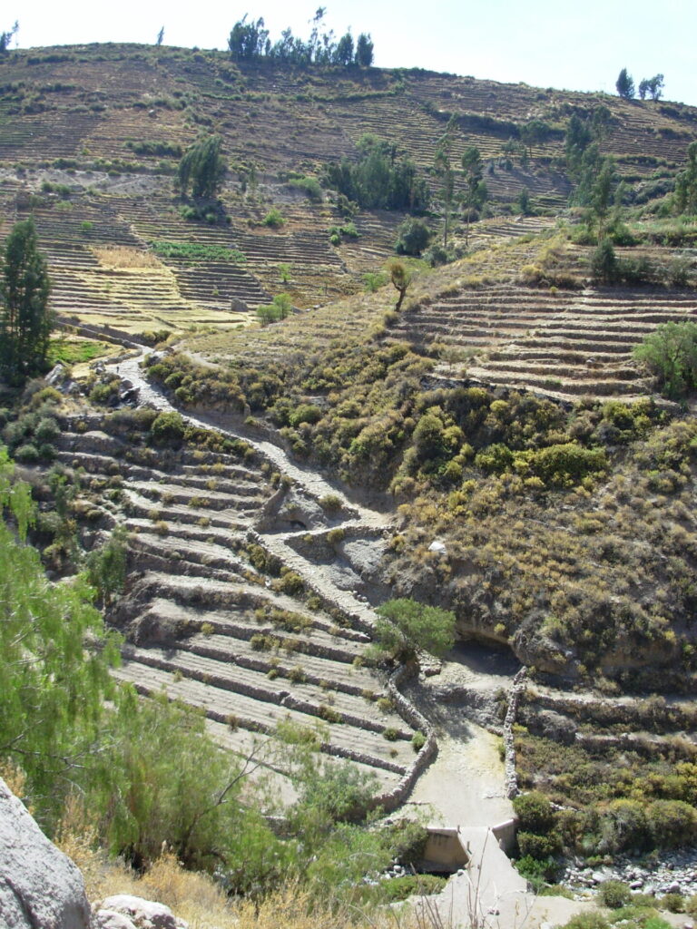 Caminos juntos a andenes preincaicos en la Provincia de Tarata, Perú. Créditos: Leito3000.