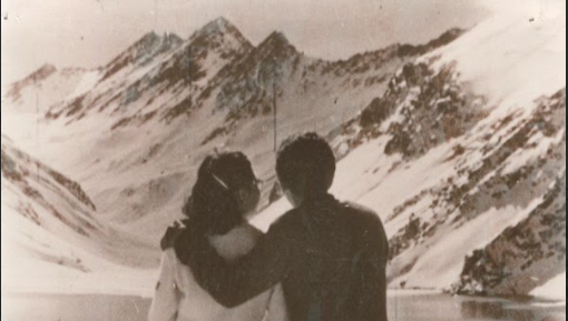 Pareja admirando la nieve de Portillo. Foto: Centro Ski Portillo.
