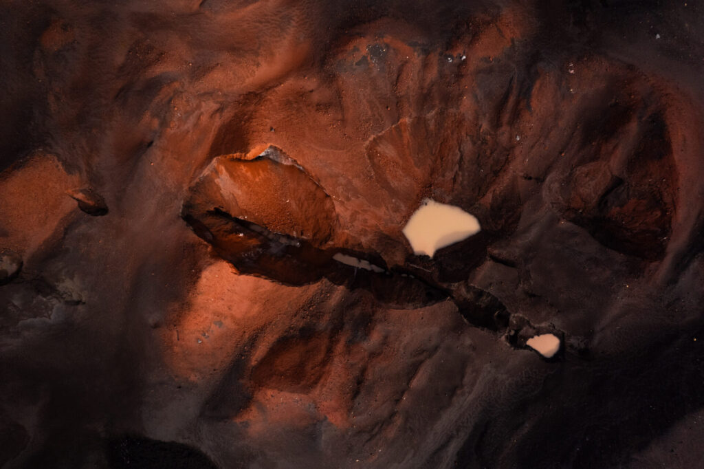 Tierra volcánica depositada por el volcán sobre un glaciar en Isla Decepción. Créditos: David Cossio
