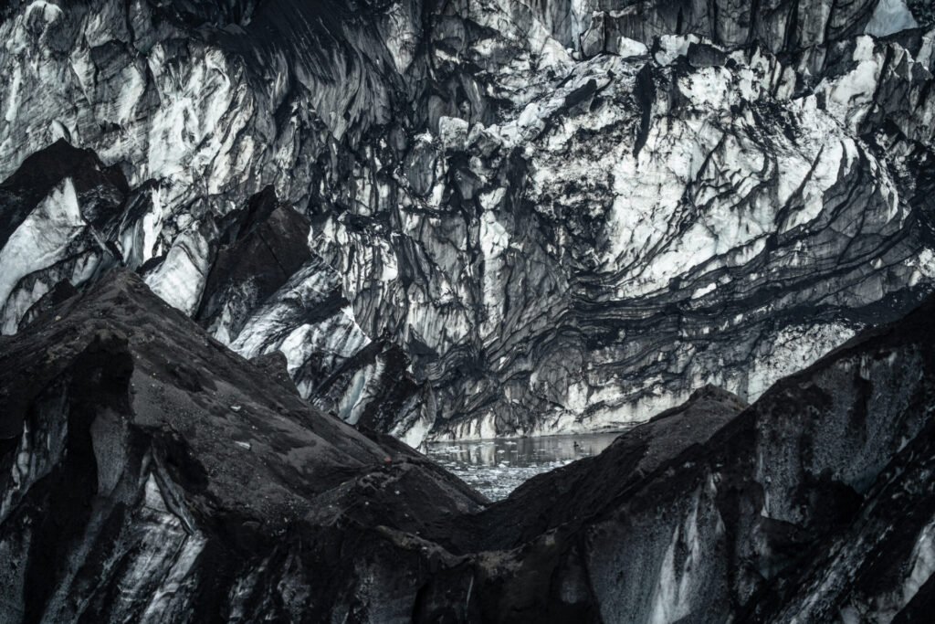 Glaciar con sedimento volcánico en Isla Decepción. Créditos: David Cossio