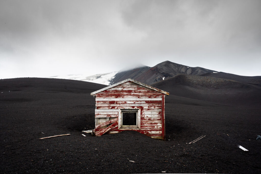 Cabaña de base militar chilena abandonada despues de la erupción. Créditos: David Cossio