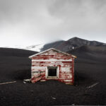 Cabaña de base militar chilena abandonada despues de la erupción. Créditos: David Cossio