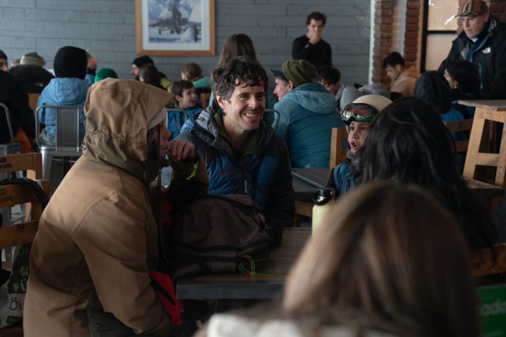 Reunión antes de salir a la nieve: Eduardo Retamales.