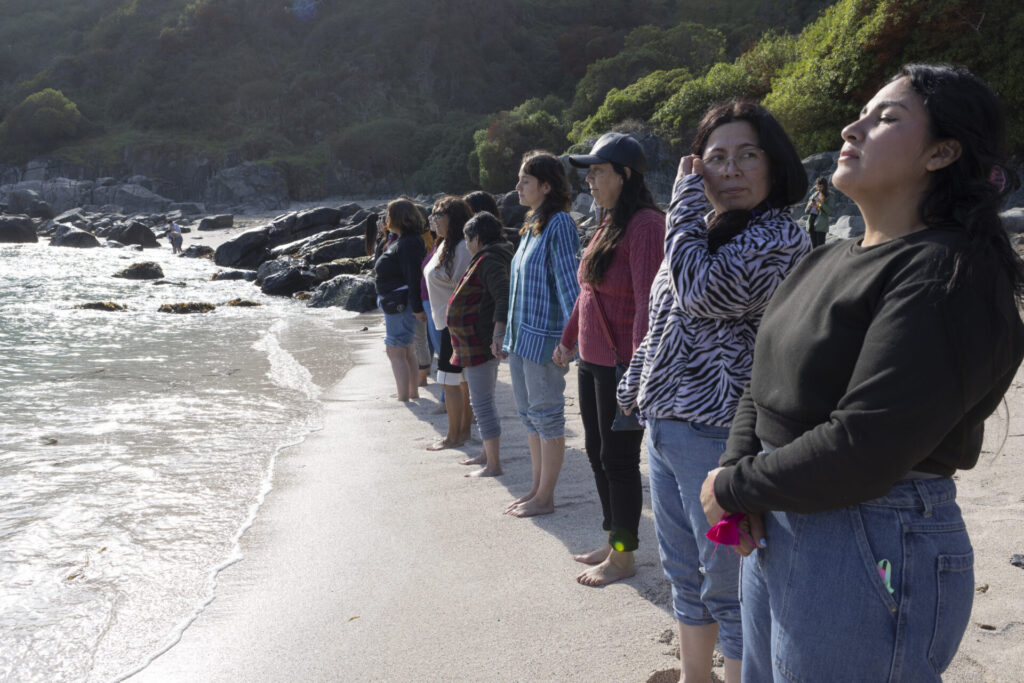 Mujeres asistentes en playa Las Cujas. Foto: Fernanda Neder.