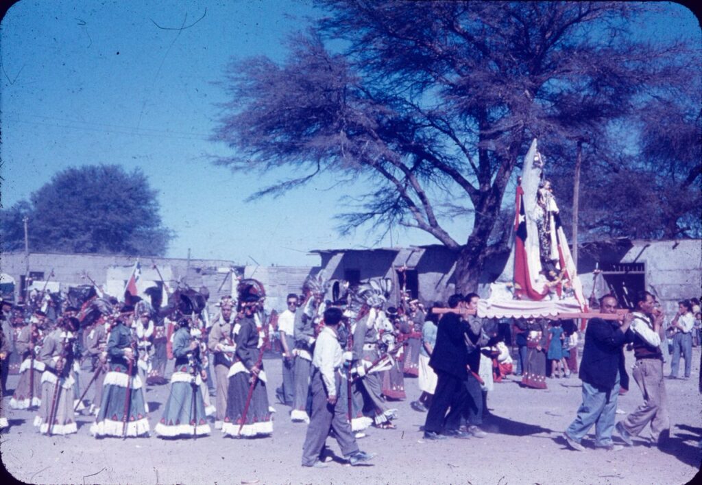 Fiesta de la Tirana, Baile indio de don Arturo Barahona. Créditos: Archivo Patrimonial Fundación Enterreno en colaboración Carrera Arte y Conservación del Patrimonio USS