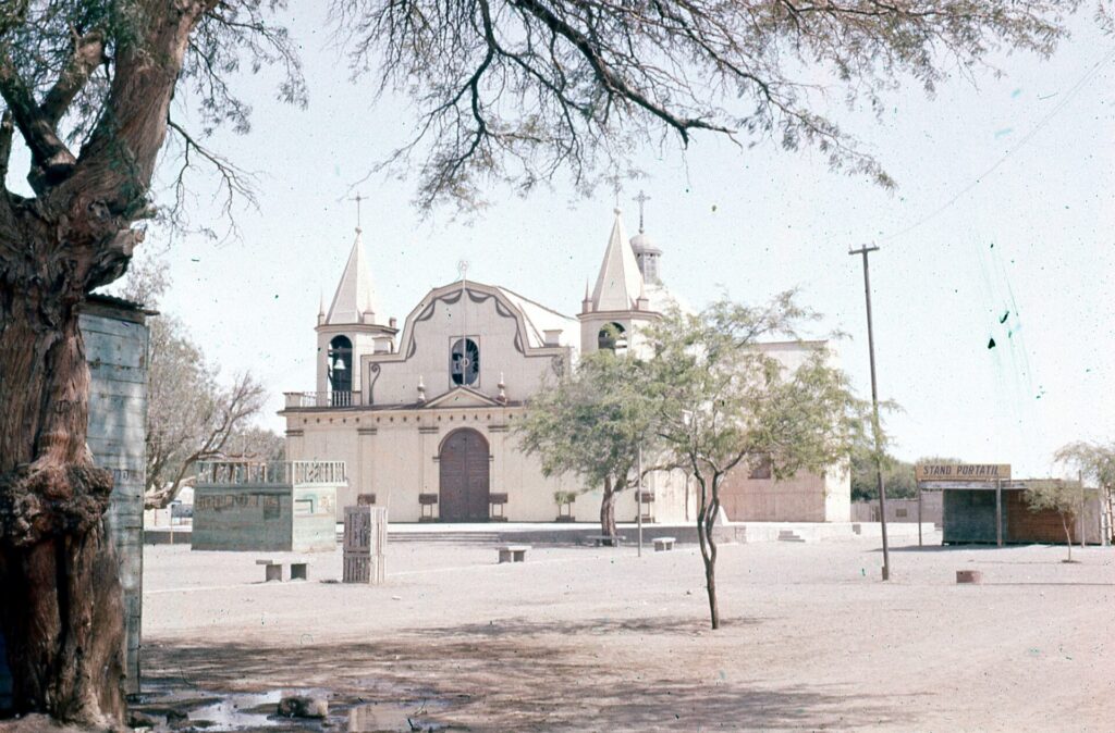 Iglesia de La Tirana, 1977. Créditos: Archivo Patrimonial Fundación Enterreno en colaboración Carrera Arte y Conservación del Patrimonio USS