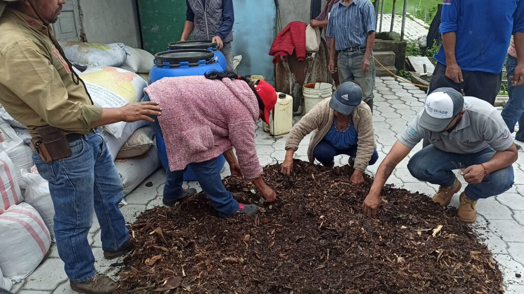 Moviendo la tierra. Foto: Eduardo Salazar.