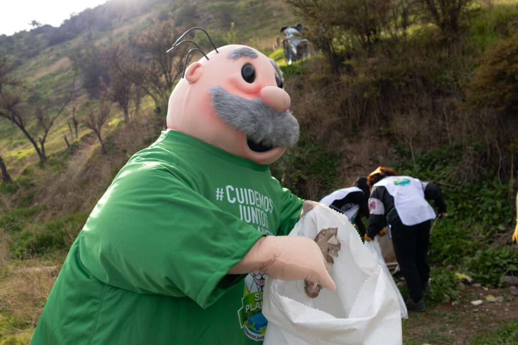 Dr. Simi recolectando basura en el cerro. Foto: Farmacia Dr. Simi