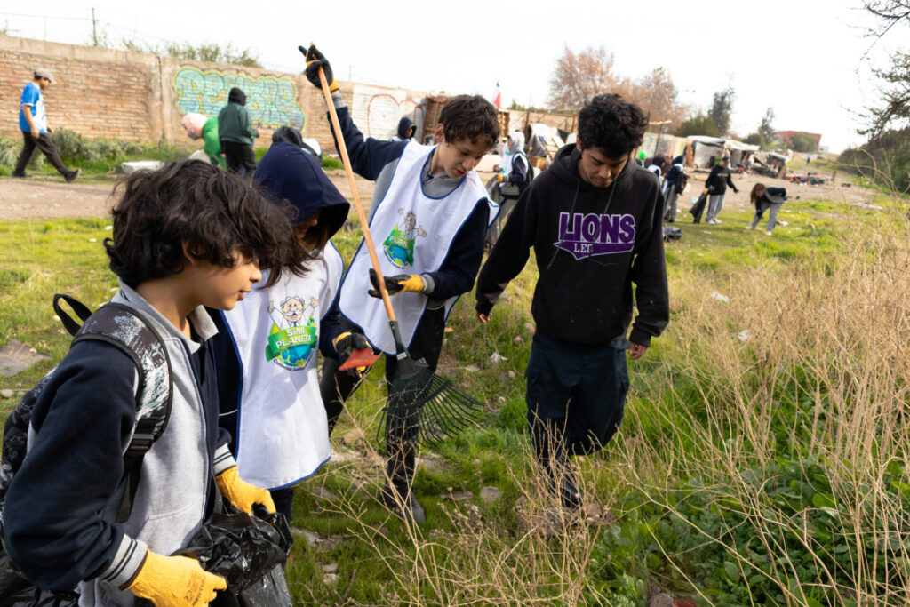 Niños ayudando con la recolección de basura en el cerro La Ballena. Foto: Farmacia Dr. Simi