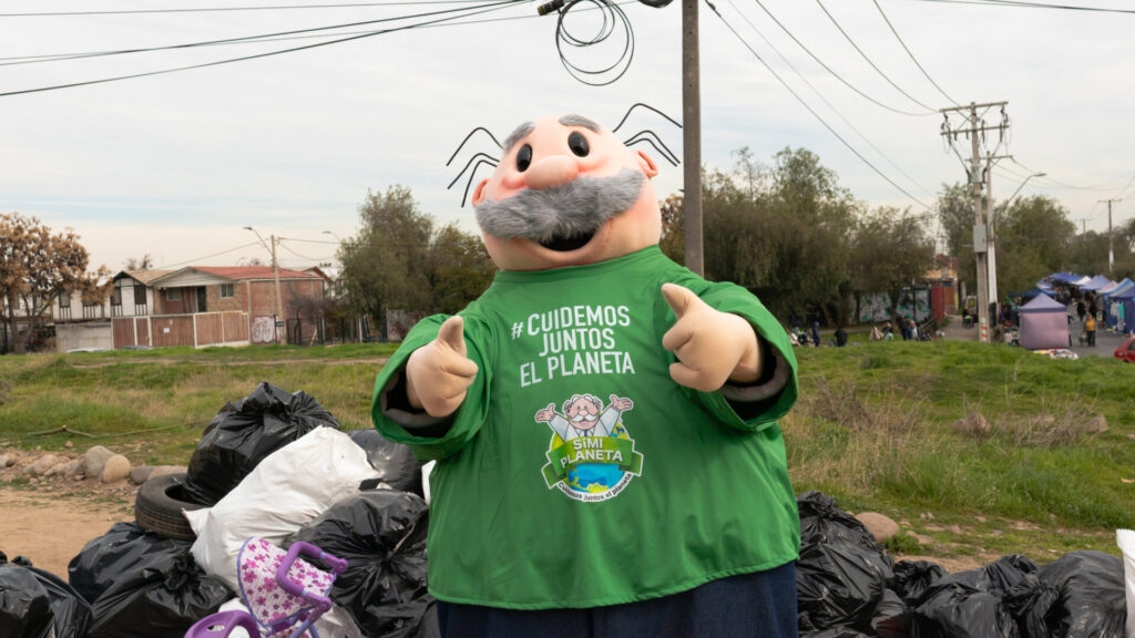 Dr. Simi preparado para ayudar a retirar basura en el cerro. Foto: Farmacia Dr. Simi
