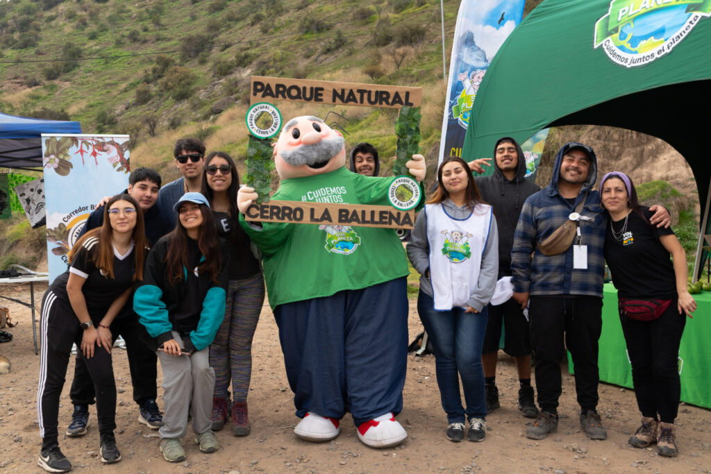 Dr. Simi junto a personas que ayudaron con la recolección en cerro La Ballena. Foto: Farmacia Dr. Simi