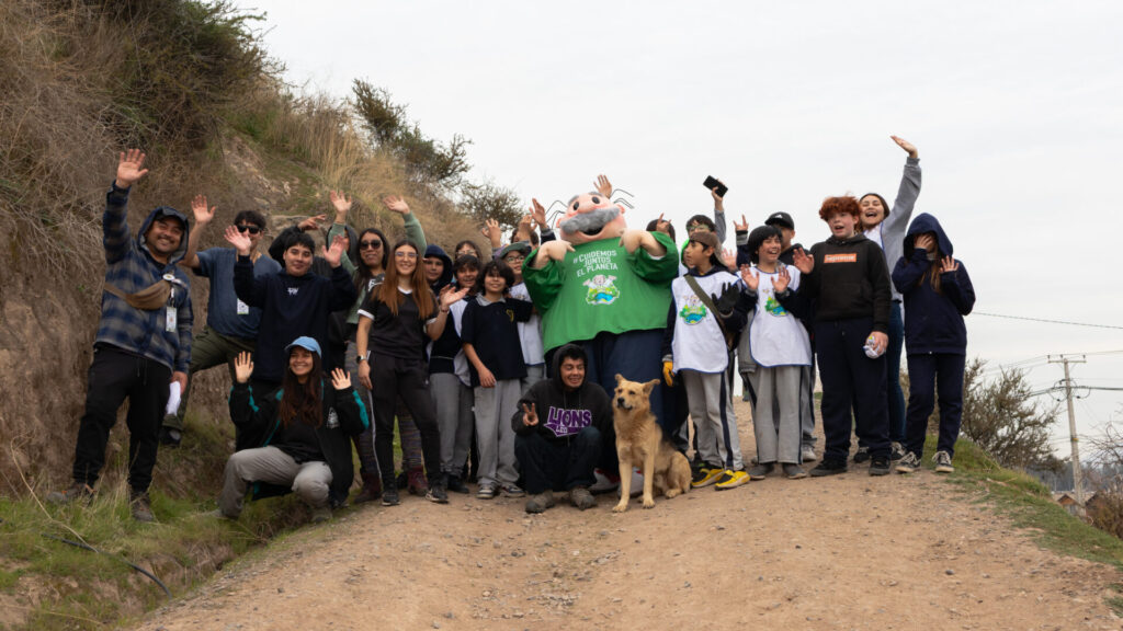 Toda la gente que ayudó, junto a Dr. Simi con la recolección de basura en el cerro La Ballena. Foto: Farmacia Dr. Simi