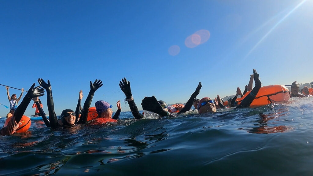 Mar de nadadores, 8M, Playa Caleta Abarca, 2022. Créditos: María Ignacia Pino Pérez
