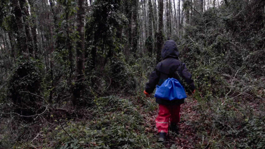 Niña en el bosque. Foto: Colegio del Bosque
