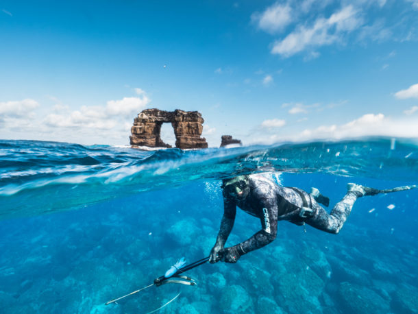 Foto de archivo de un investigador en la isla Darwin, Galápagos. Foto: cortesía Pelayo Salinas de León.