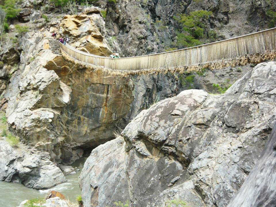 Puente inca sobre el río Yanamayo en el sector Pukayaku, perteneció al ramal andino principal del camino inca que recorría toda la sierra oriental ancashina. Créditos: Ondando.