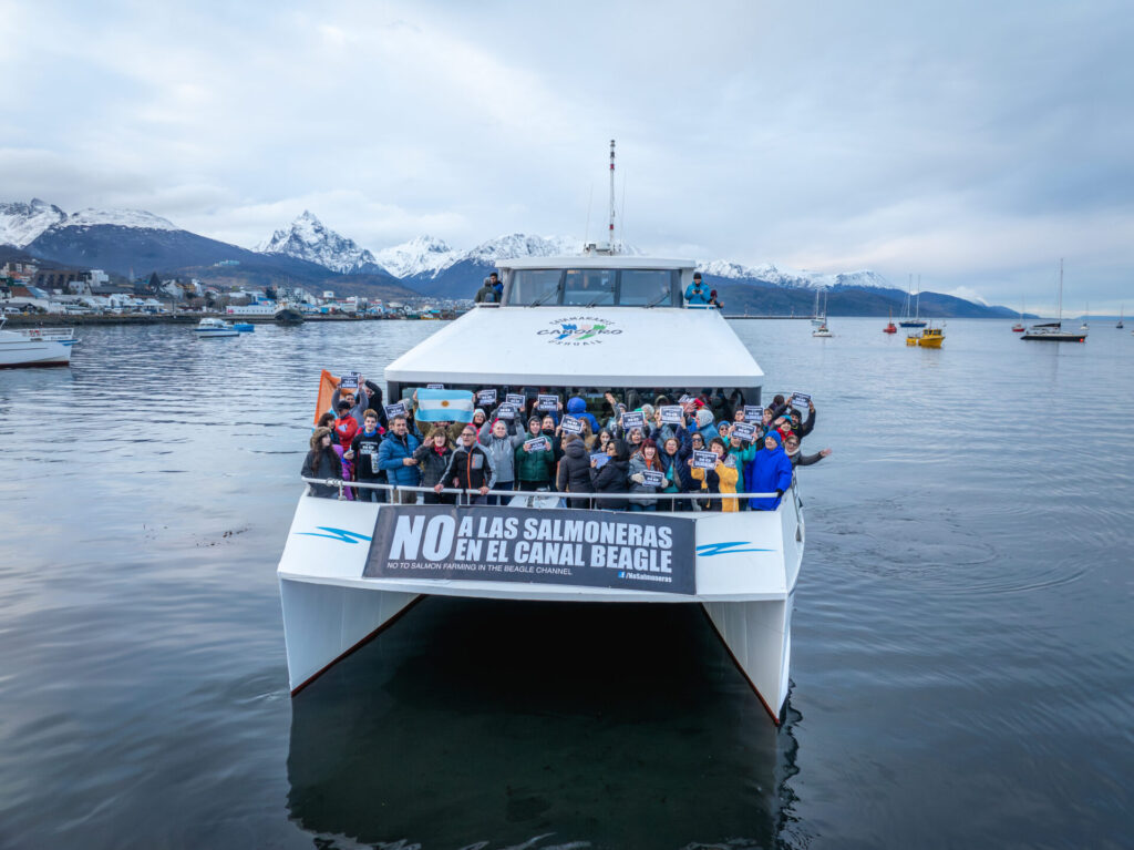 "NO a las salmoneras en el Canal Beagle". Créditos: Joel Reyero