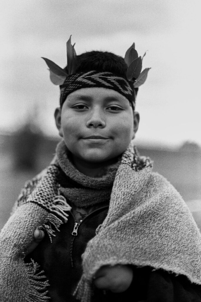 Niño y su vestimenta en la ceremonia. Foto: Daniel Pastene.
