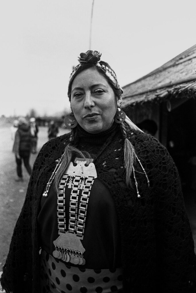 Mujer en ceremonia. Foto: Daniel Pastene.