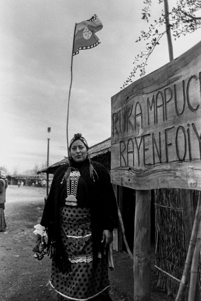 Mujer participe de comunidad Mapuche Rayen Foiye. Foto: Daniel Pastene.