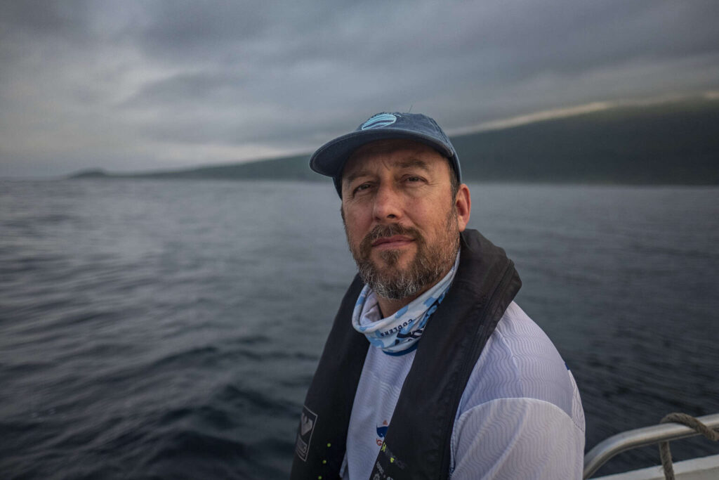 El científico de tiburones Alex Hearn, durante una expedición de marcado con Greenpeace frente a la costa de la isla Isabela, en las Islas Galápagos, Ecuador. Créditos: © Greenpeace