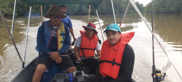 Yolani Robles, junto a otros investigadores, en una zona de manglares realizando una caracterización de la dinámica espaciotemporal de especies altamente migratorias en la costa Pacífica de Panamá. Foto: cortesía Yolani Robles.
