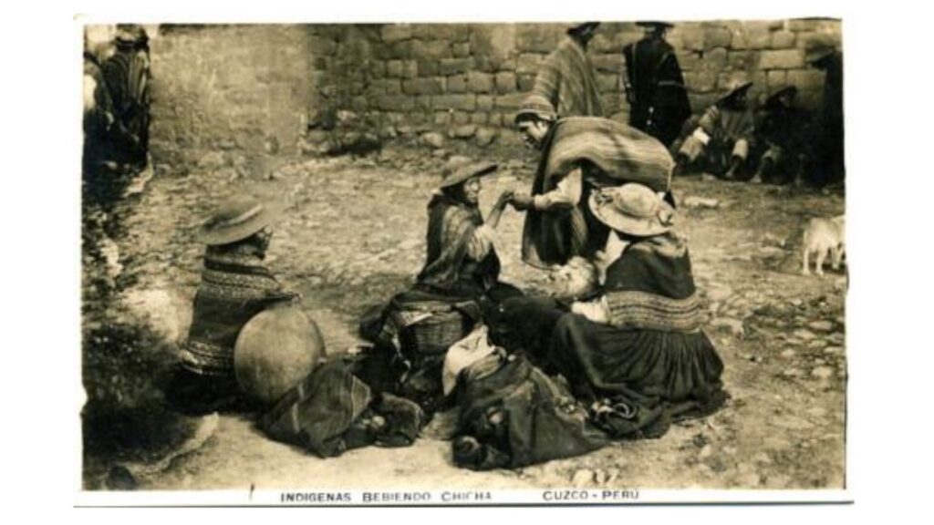 Indígenas bebiendo chicha en el Cuzco, Perú. Legado de Doris Atkinson. Colección del Museo Gabriela Mistral de Vicuña SURDOC Fotografía ID Ob-19-1456