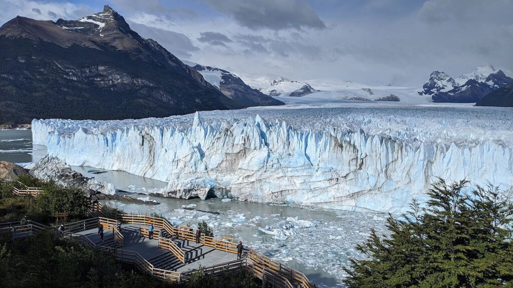 Hielo blanco en el cuerpo de agua durante el día en Perito Moreno Glacier. Foto: Ryuta F. (@ryutaf)