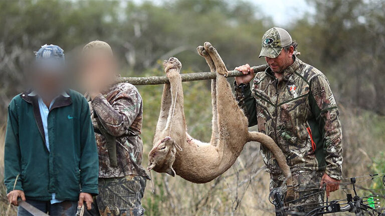 El cazador Jason Bruce (derecha) participó de la caza de un puma en Argentina, con el apoyo de la empresa Caza & Safari. Foto: Facebook de Jason Bruce – Headhunter Chronicles