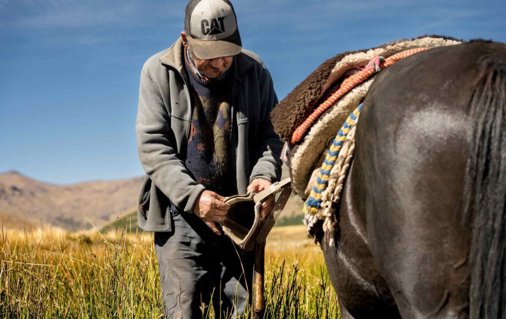 Hombre arreglando los estribos. Foto: Fundación Madrugada
