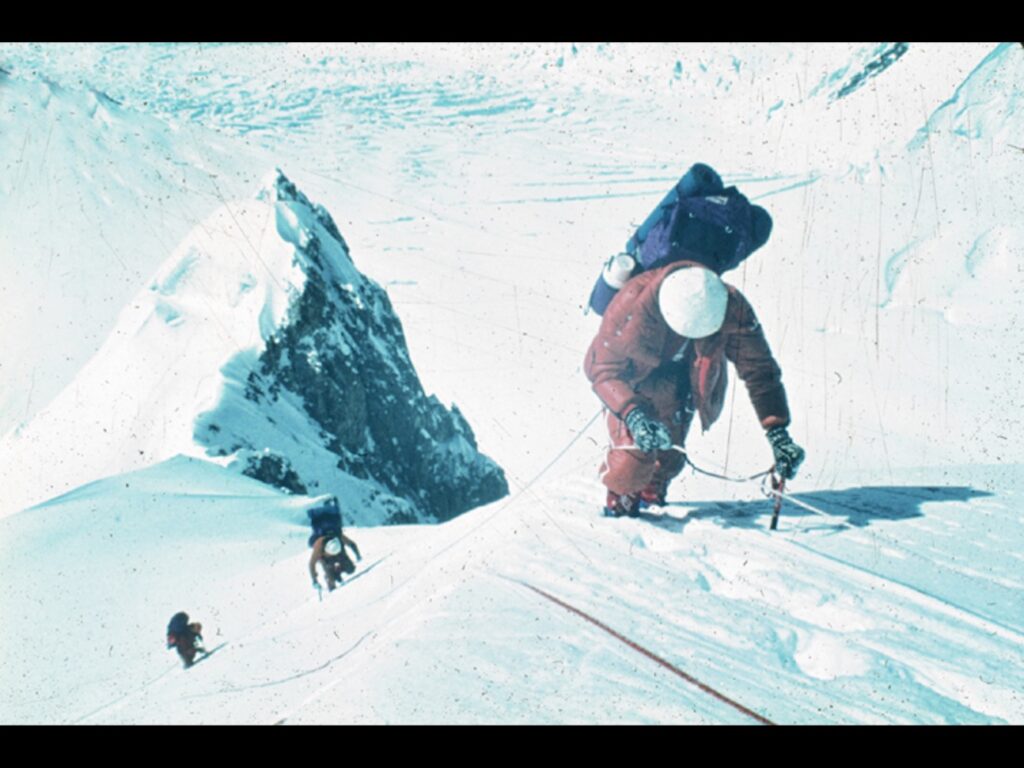 Claudio Lucero ascendiendo una montaña nevada. Créditos: ©Vertical