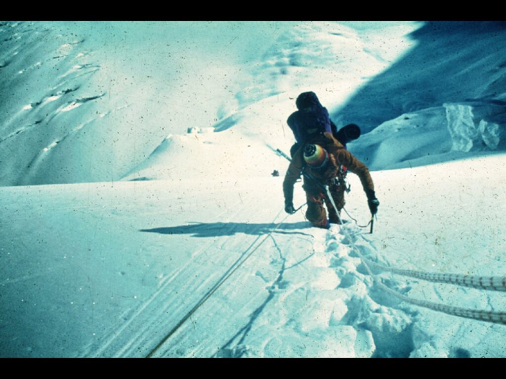 Claudio Lucero ascendiendo una montaña nevada. Créditos: ©Vertical
