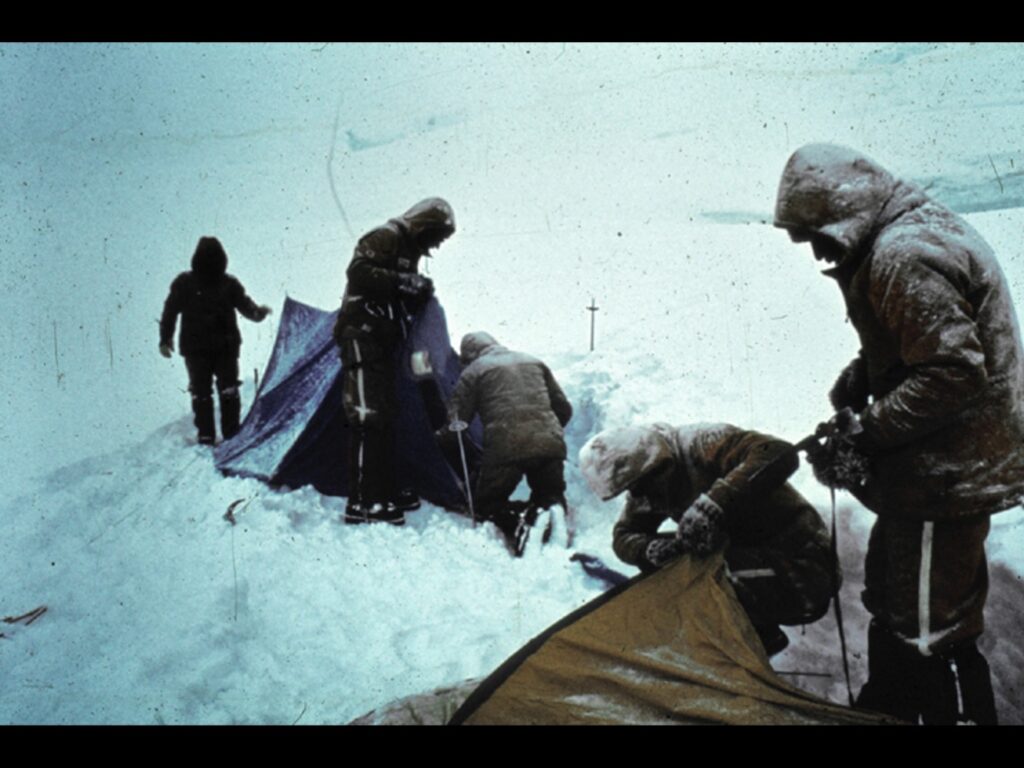 Campamento en la nieve. Créditos: ©Vertical