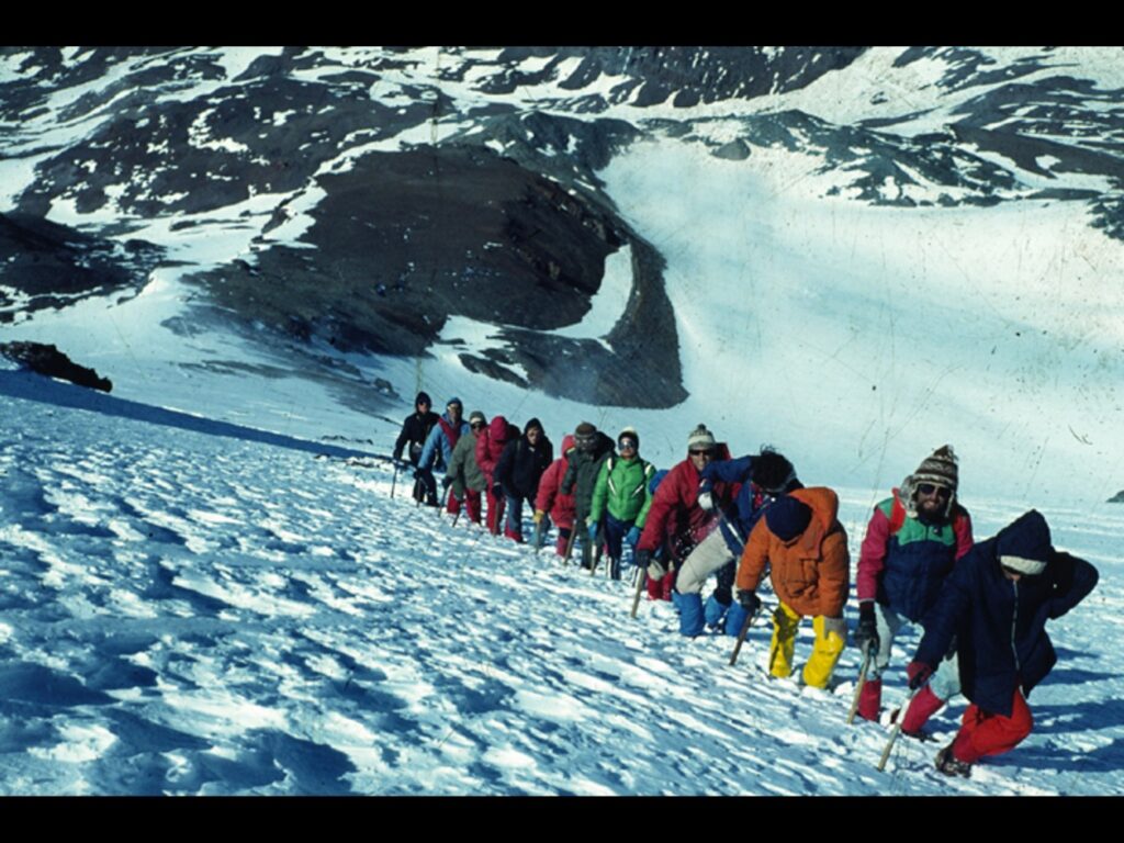 Ascenso a la montaña. Créditos: Clases de esquí y técnicas invernales. Créditos: ©Fundación Vertical.