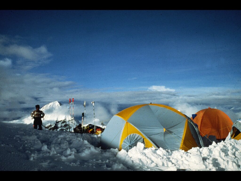 Campamento en la nieve. Créditos: ©Vertical