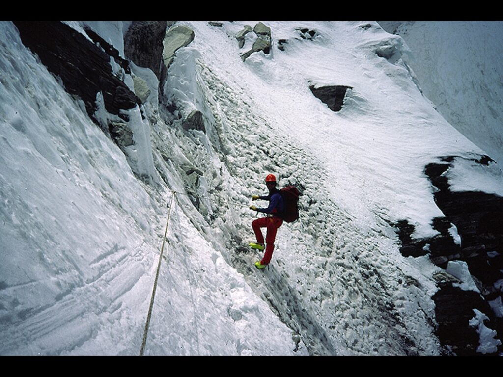 Claudio Lucero escalando sobre hielo. Créditos: ©Vertical